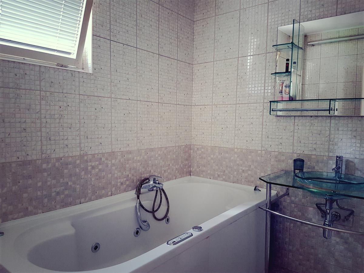 Cosy And Chic... Parking Included Apartman Szarajevó Kültér fotó